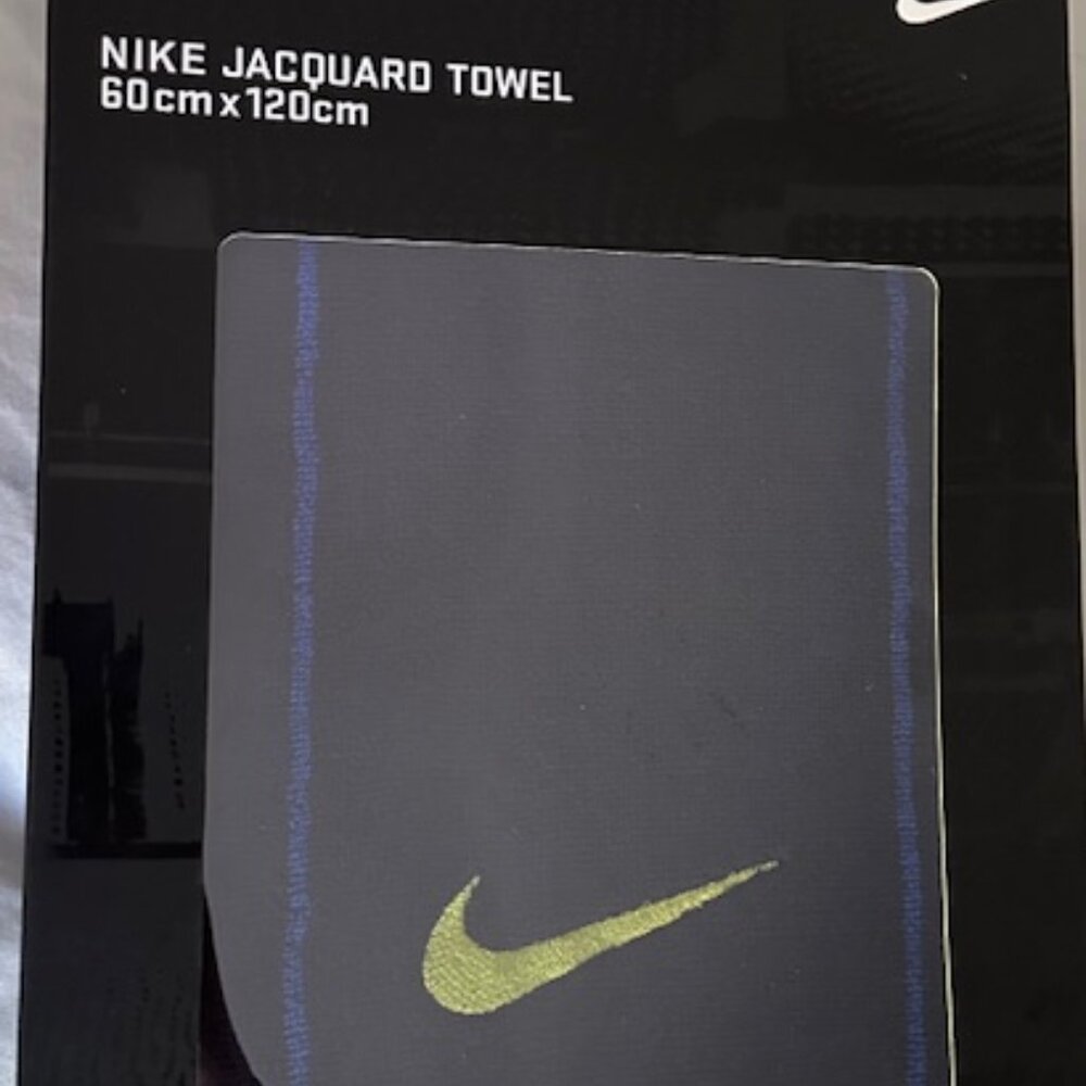Nike Striped Jacquard Towel Large 60x120cm Midnight Navy/Game Royal/Venom Green